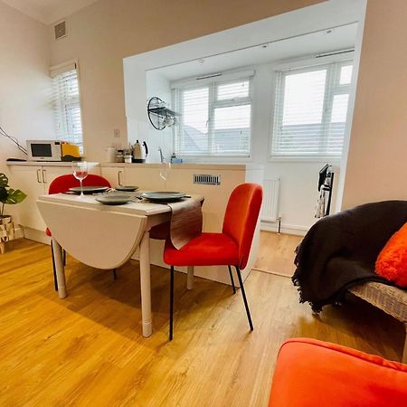 Flat In The Heart Of Leigh On Sea Less Than 2 Miles From The Beach Southend-on-Sea Exterior foto