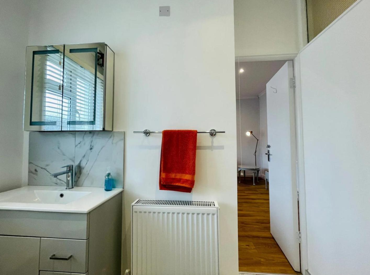 Flat In The Heart Of Leigh On Sea Less Than 2 Miles From The Beach Southend-on-Sea Exterior foto