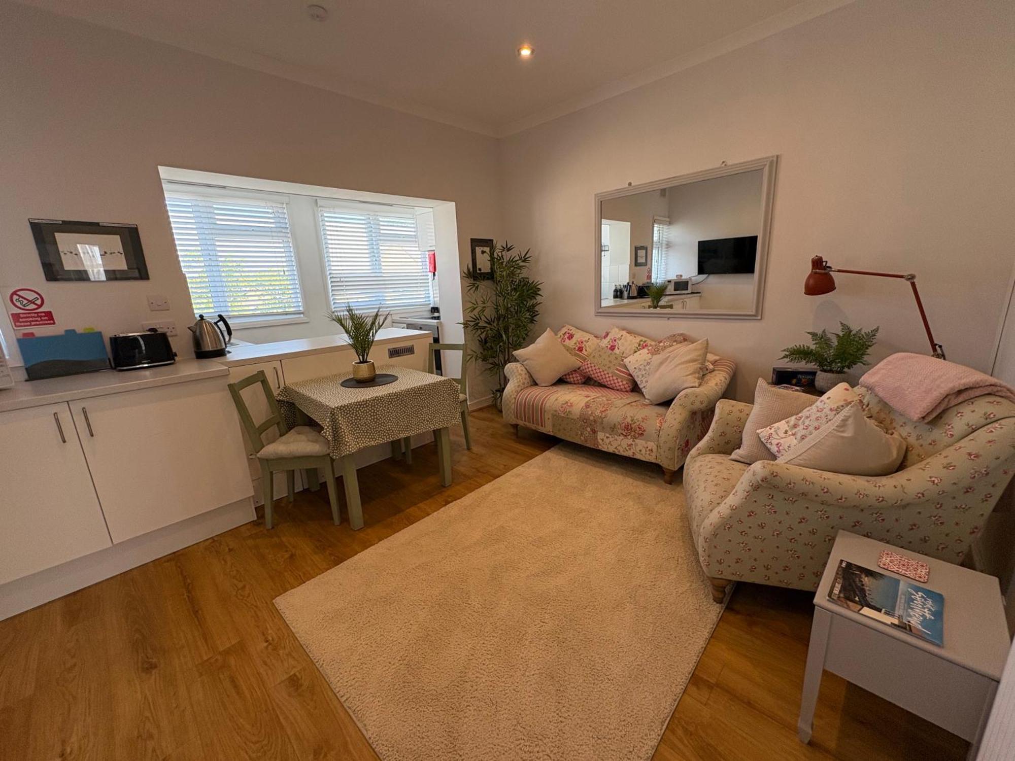 Flat In The Heart Of Leigh On Sea Less Than 2 Miles From The Beach Southend-on-Sea Exterior foto